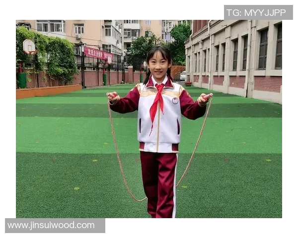 足球球星挑战跳绳极限 展现运动能力与节奏感的完美融合